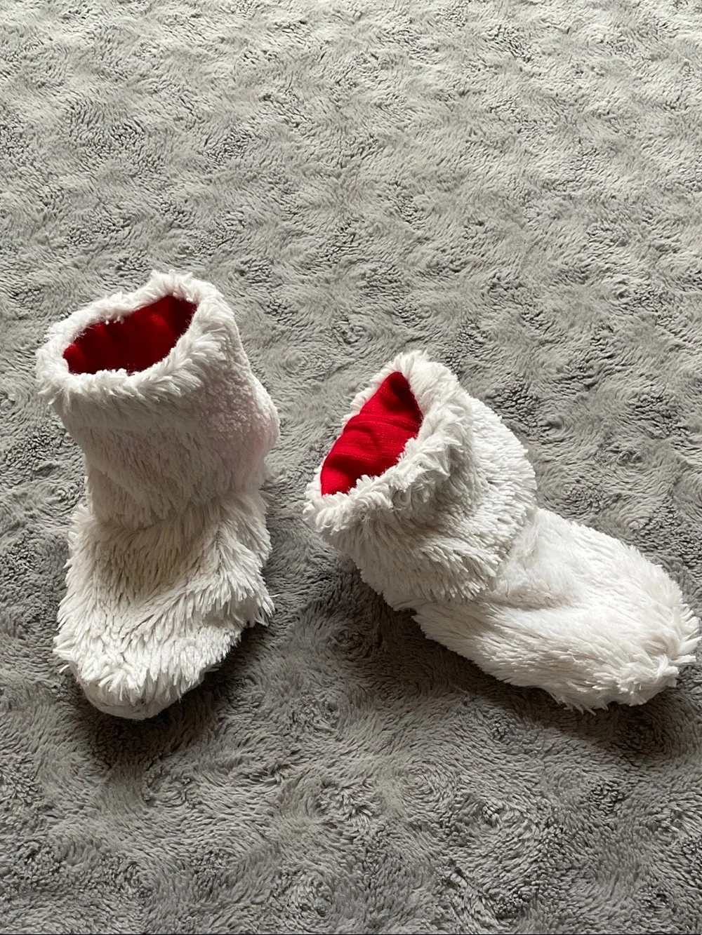 Fuzzie red and white reversable shoe socks